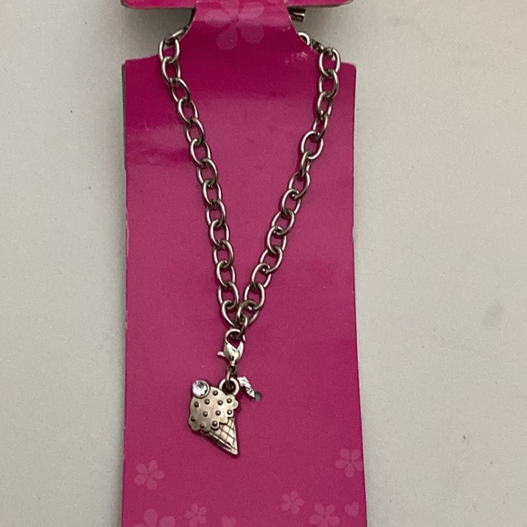 Girl’s Makeup Jewelry Gift Package - Picture 3 of 5